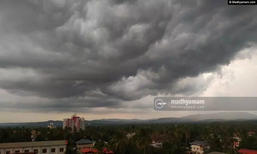 അറബിക്കടലിൽ ന്യൂനമർദം രൂപപ്പെട്ടു; കേരള തീരത്ത് അതീവ ജാഗ്രത അറബിക്കടലിൽ ന്യൂനമർദം രൂപപ്പെട്ടു; കേരള തീരത്ത് അതീവ ജാഗ്രത