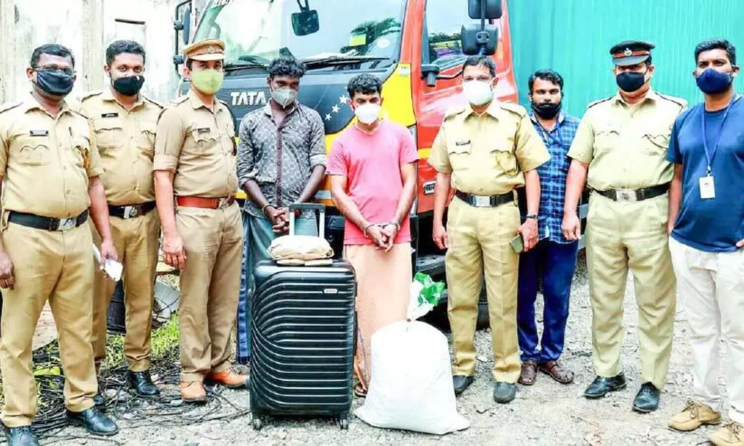 പത്തര കിലോ കഞ്ചാവുമായി രണ്ടുപേർ അറസ്​റ്റിൽ