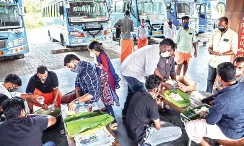 ദി​നേ​ന നൂ​റു​പേ​ർ​ക്ക്​ അ​ന്നം​ന​ൽ​കി ബ​സ്​ ജീ​വ​ന​ക്കാ​ർ