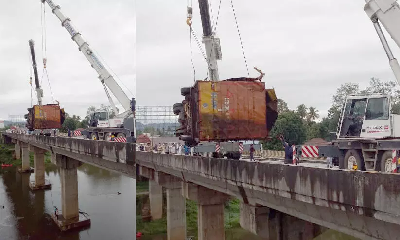 അഞ്ച് മാസം മുമ്പ് ചാലക്കുടി പുഴയില്‍ വീണ കണ്ടെയ്‌നര്‍ ലോറി പുറത്തെടുത്തു