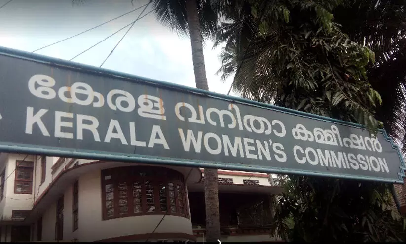 വനിതാ കമ്മിഷനിലേക്ക് പ്രശ്നങ്ങള് ഇനി ഫോണിലൂടെ അറിയിക്കാം വനിതാ കമ്മിഷനിലേക്ക് പ്രശ്നങ്ങള് ഇനി ഫോണിലൂടെ അറിയിക്കാം