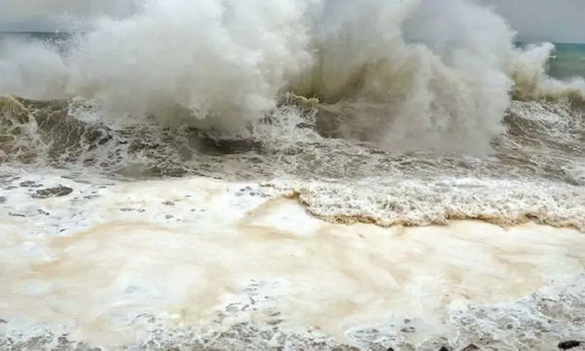 കടൽക്ഷോഭം: തൃശൂർ ജില്ലയിൽ അഞ്ച് ക്യാമ്പുകൾ തുറന്നു, കൊല്ലം ജില്ലയിൽ പരക്കെ നാശം കടൽക്ഷോഭം: തൃശൂർ ജില്ലയിൽ അഞ്ച് ക്യാമ്പുകൾ തുറന്നു, കൊല്ലം ജില്ലയിൽ പരക്കെ നാശം