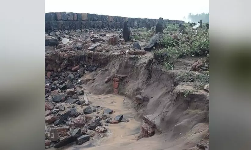 പാലപ്പെട്ടിയിൽ കടൽക്ഷോഭം: ഖബറുകൾ കടലെടുത്തു -VIDEO