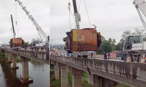 അഞ്ച് മാസം മുമ്പ് ചാലക്കുടി പുഴയില്‍ വീണ കണ്ടെയ്‌നര്‍ ലോറി പുറത്തെടുത്തു