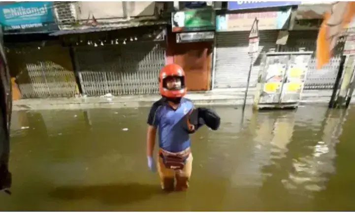 ശക്തമായ മഴയിലും ജോലിയെടുത്ത ഡെലിവെറി ബോയിയെ അഭിനന്ദിച്ച് ഡോമിനോസ്; പ്രതിഷേധവുമായി സോഷ്യൽമീഡിയ
