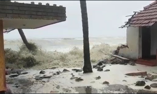 ചാവക്കാട് തീരദേശ മേഖലകളിൽ കടൽക്ഷോഭം: ആളുകളെ മാറ്റിപ്പാർപ്പിച്ചു - വിഡിയോ