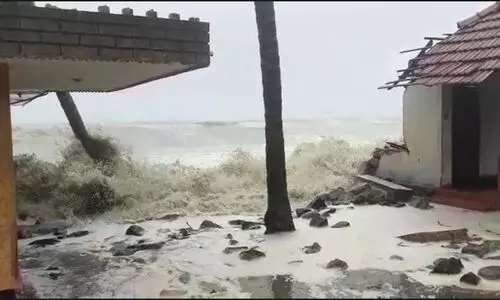 ചാവക്കാട് തീരദേശ മേഖലകളിൽ കടൽക്ഷോഭം: ആളുകളെ മാറ്റിപ്പാർപ്പിച്ചു - വിഡിയോ