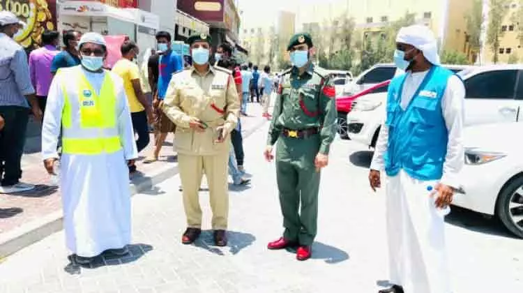 പെരുന്നാൾ ദിനത്തിൽ പൊലീസിനൊപ്പം ബോധവത്കരണം പെരുന്നാൾ ദിനത്തിൽ പൊലീസിനൊപ്പം ബോധവത്കരണം