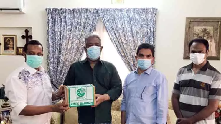 കെ.എം.സി.സി മെഡികെയർ വിങ് മരുന്ന് കൈമാറി കെ.എം.സി.സി മെഡികെയർ വിങ് മരുന്ന് കൈമാറി