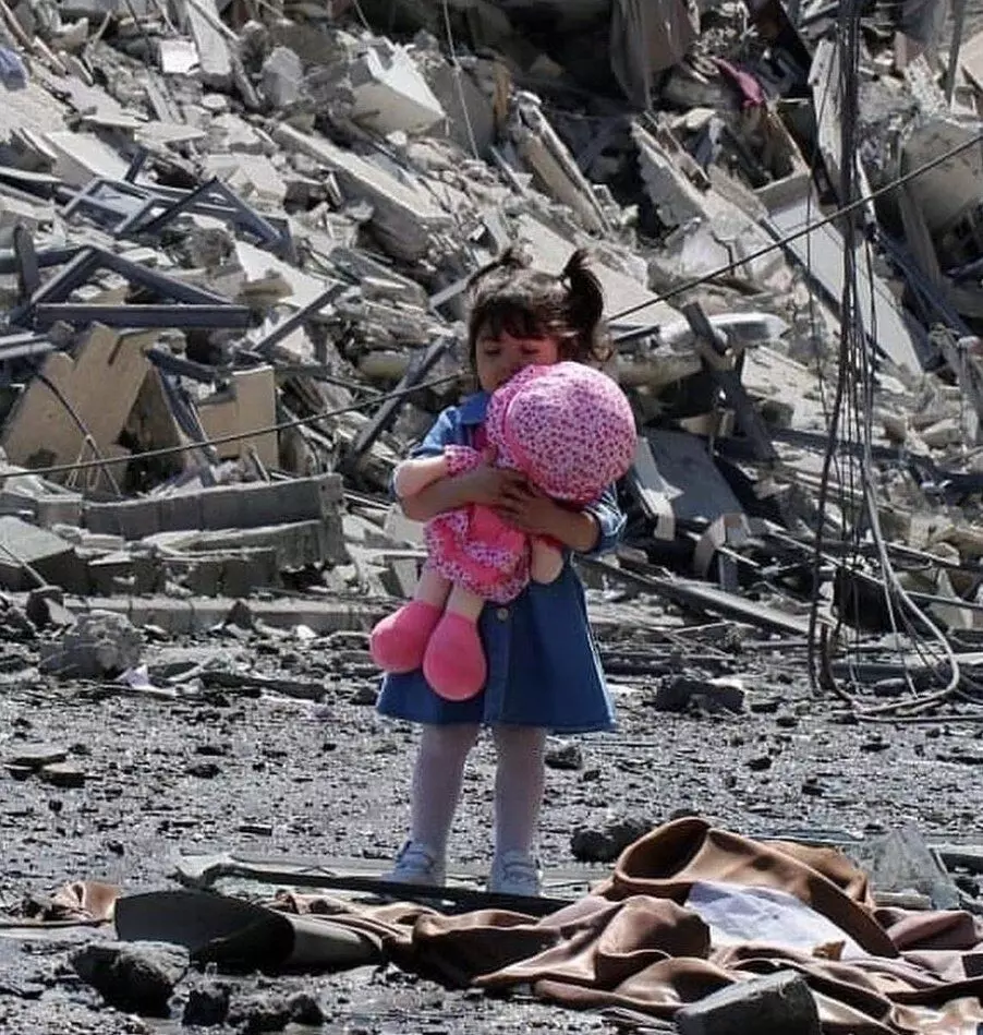 മരണം വന്നുവിളിക്കുന്നത്​ അവരറിയുന്നു, അതിനാൽ പുതു വസ്​ത്രമണിഞ്ഞാണിപ്പോൾ ഉറക്കം​- ഗസ്സയുടെ കണ്ണീരിന്​ ആരു മറുപടി നൽകും?