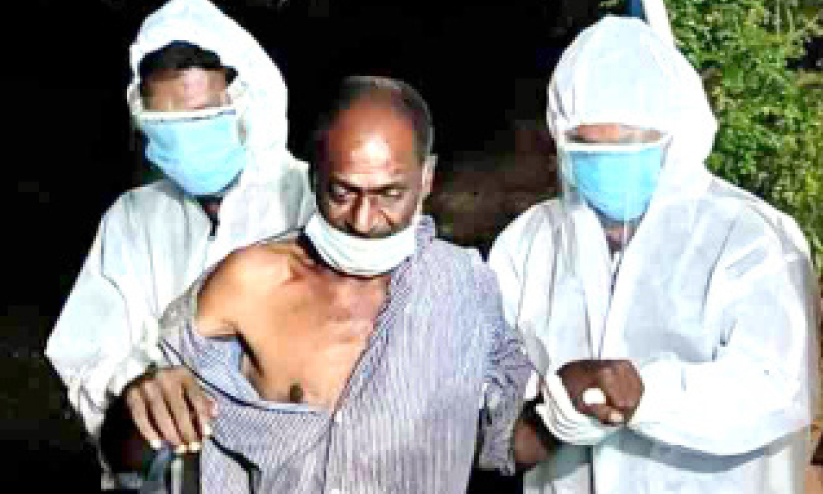 വഴിയരികിൽ കിടന്ന വയോധികനെ ആശുപത്രിയിലെത്തിച്ചു വഴിയരികിൽ കിടന്ന വയോധികനെ ആശുപത്രിയിലെത്തിച്ചു