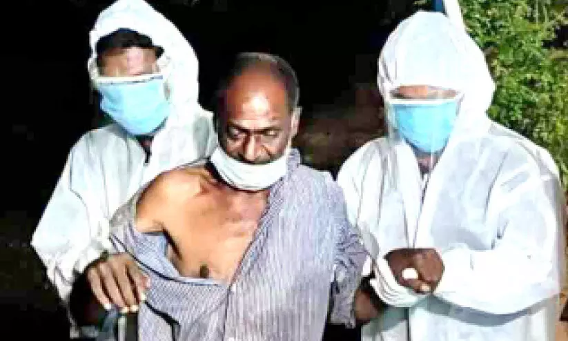 വഴിയരികിൽ കിടന്ന വയോധികനെ ആശുപത്രിയിലെത്തിച്ചു