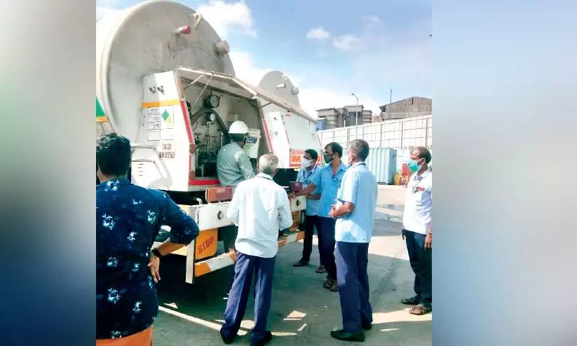 ഓക്സിജൻ ടാങ്കറുകൾ ഓടിക്കുന്നതിന് പരിശീലനം നൽകി ഓക്സിജൻ ടാങ്കറുകൾ ഓടിക്കുന്നതിന് പരിശീലനം നൽകി