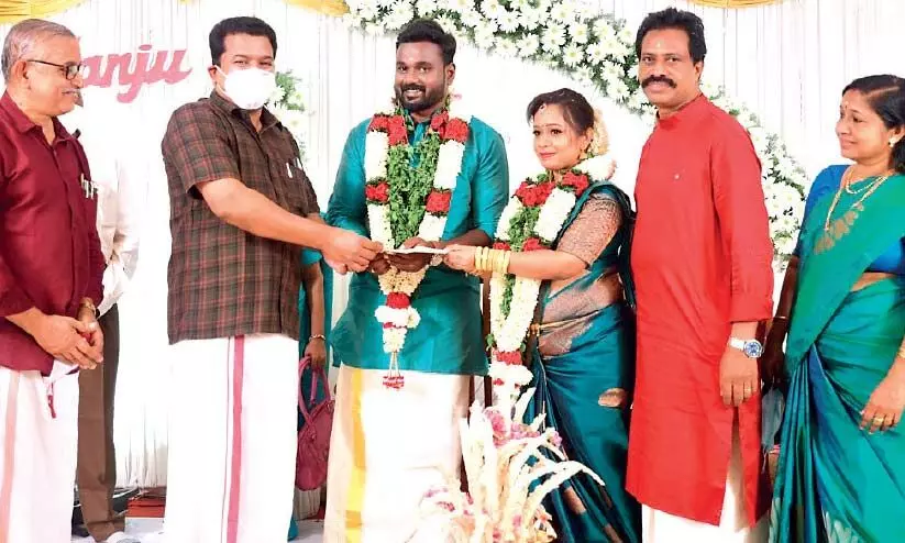 കോവിഡ് ചലഞ്ചിലേക്ക് വിവാഹ വേദിയിൽനിന്ന് കാൽലക്ഷം കോവിഡ് ചലഞ്ചിലേക്ക് വിവാഹ വേദിയിൽനിന്ന് കാൽലക്ഷം