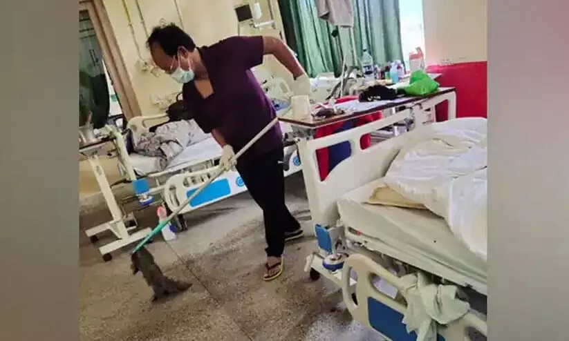 ഈ കോവിഡ് വാർഡിന്റെ നിലം തുടയ്ക്കുന്നത് ഒരു മന്ത്രിയാണ്; മിസോറാമിലെ മിനിസ്റ്റർ ക്ലീൻ ഈ കോവിഡ് വാർഡിന്റെ നിലം തുടയ്ക്കുന്നത് ഒരു മന്ത്രിയാണ്; മിസോറാമിലെ മിനിസ്റ്റർ ക്ലീൻ