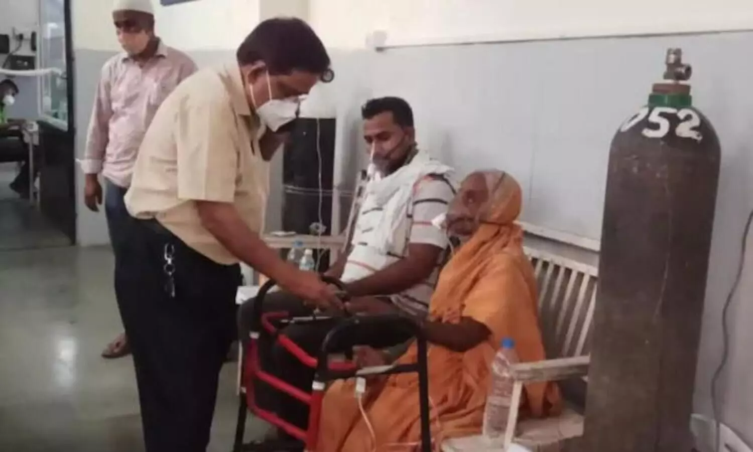 76-year-old Covid positive woman wakes up minutes before