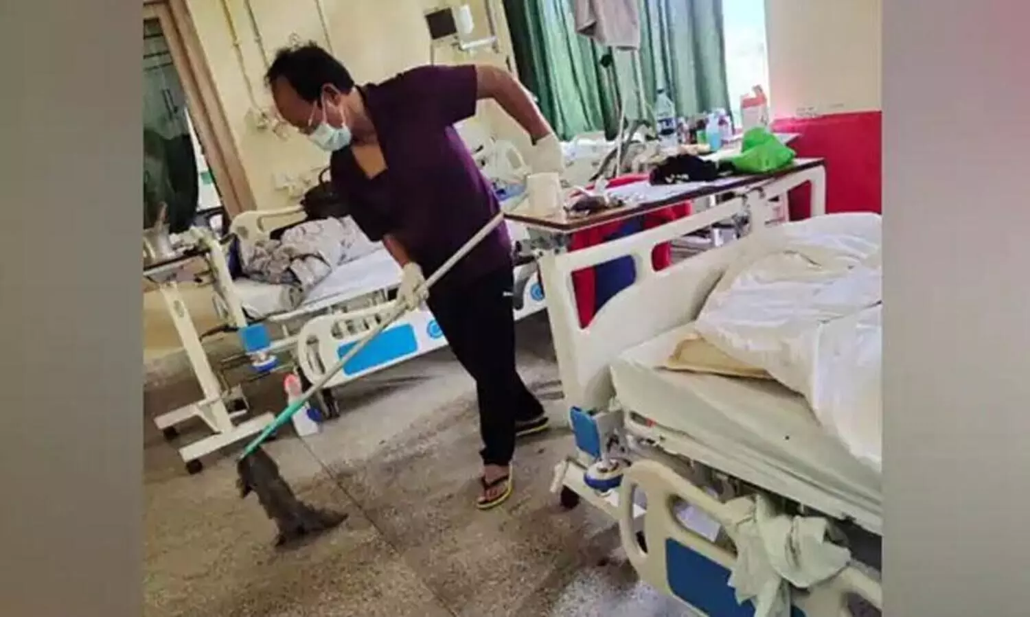 ഈ കോവിഡ്​ വാർഡിന്‍റെ നിലം തുടയ്​ക്കുന്നത്​ ഒരു മന്ത്രിയാണ്​; മിസോറാമിലെ മിനിസ്റ്റർ ക്ലീൻ