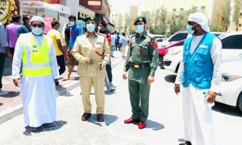 പെരുന്നാൾ ദിനത്തിൽ പൊലീസിനൊപ്പം ബോധവത്കരണം പെരുന്നാൾ ദിനത്തിൽ പൊലീസിനൊപ്പം ബോധവത്കരണം