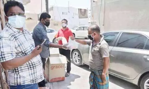 പെ​രു​ന്നാ​ൾ ഭ​ക്ഷ​ണ​പ്പൊ​തി വി​ത​ര​ണം