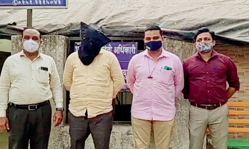 പൊലീസ്​ ഓഫീസർ ചമഞ്ഞ്​ ഭാര്യയുടെ സുഹൃത്തിൽ നിന്നും അഞ്ച്​ ലക്ഷം രൂപ തട്ടിയ യുവാവ്​ അറസ്​റ്റിൽ