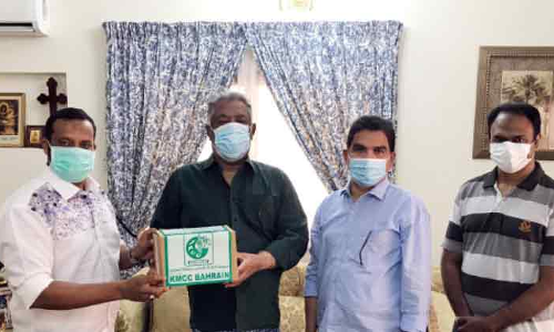 കെ.എം.സി.സി മെഡികെയർ വിങ് മരുന്ന്​ കൈമാറി