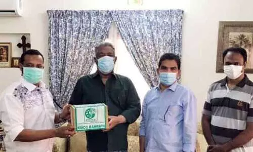 കെ.എം.സി.സി മെഡികെയർ വിങ് മരുന്ന് കൈമാറി കെ.എം.സി.സി മെഡികെയർ വിങ് മരുന്ന് കൈമാറി