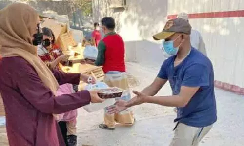 വീട്ടിലെ ഭക്ഷണം തൊഴിലാളികൾക്കെത്തിച്ച്​ ടീം വെൽഫെയറും നടുമുറ്റവും