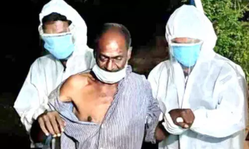 വഴിയരികിൽ കിടന്ന വയോധികനെ ആശുപത്രിയിലെത്തിച്ചു