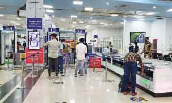 ഗൾഫ് വിമാന ടിക്കറ്റ് നിരക്ക് ലക്ഷത്തിലേക്ക് കുതിക്കുന്നു; കണ്ണുതള്ളി പ്രവാസികൾ ഗൾഫ് വിമാന ടിക്കറ്റ് നിരക്ക് ലക്ഷത്തിലേക്ക് കുതിക്കുന്നു; കണ്ണുതള്ളി പ്രവാസികൾ