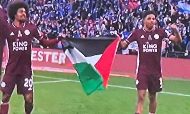 എഫ്​.എ കപ്പ്​ വിജയാഘോഷത്തിനിടെ ഫലസ്​തീനി പതാകയേന്തി ​െലസ്റ്റർ താരങ്ങളുടെ ഐക്യദാർഢ്യം