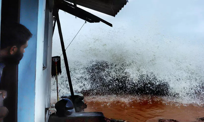 Sea turbulence kannur thayyil beach