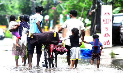 കാറ്റും മഴയും: ദുരിതം തോരാതെ എറണാകുളം ജില്ല