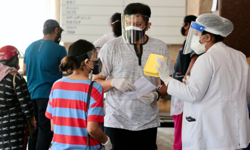 ആശുപത്രികളിലെ വാക്സിനേഷൻ കേന്ദ്രങ്ങൾ സ്‌കൂളുകളിലേക്കും കോളജുകളിലേക്കും മാറ്റാൻ തീരുമാനം