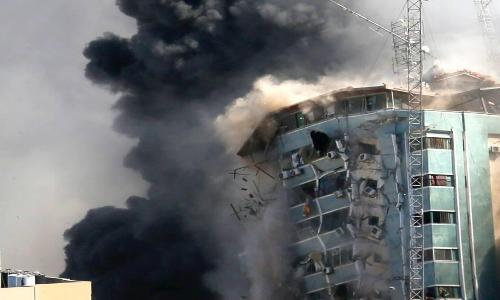 10 മിനിട്ട്, 11 നില താഴേക്ക് ഓടി, നിമിഷ നേരംകൊണ്ട് കെട്ടിടം പുക മാത്രമായി; ഇസ്രായേൽ വ്യോമാക്രമണത്തിന്‍റെ ഭീതി പങ്കുവെച്ച് മാധ്യമപ്രവർത്തകൻ