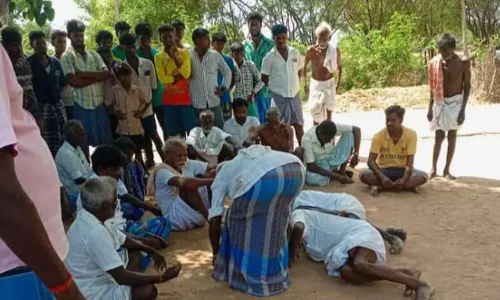 മൂന്നു ദലിതരെ കാലിൽവീണ് മാപ്പ് പറയിപ്പിച്ച് ​ഗ്രാമപഞ്ചായത്ത്; എട്ടു പേർക്കെതിരെ കേസ്