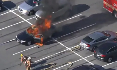 പാർക്കിങ്ങിലിരുന്ന കാർ കത്തി നശിച്ചു; കാരണക്കാർ സാനിറ്റൈസറും സിഗരറ്റും