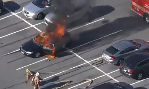 പാർക്കിങ്ങിലിരുന്ന കാർ കത്തി നശിച്ചു; കാരണക്കാർ സാനിറ്റൈസറും സിഗരറ്റും