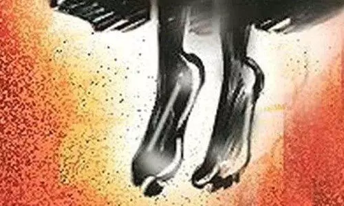 ഫോൺ ഉപയോഗം അമിതമായി; പിതാവ്​ ശകാരിച്ചതിന്​ കൗമാരക്കാരി ആത്മഹത്യ ചെയ്​തു