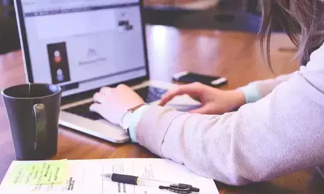 ആഴ്ചയിൽ നിങ്ങൾ എത്ര മണിക്കൂർ ജോലി ചെയ്യുന്നു? കൂടുതലെങ്കിൽ അപകടമെന്ന് ലോകാരോഗ്യ സംഘടന ആഴ്ചയിൽ നിങ്ങൾ എത്ര മണിക്കൂർ ജോലി ചെയ്യുന്നു? കൂടുതലെങ്കിൽ അപകടമെന്ന് ലോകാരോഗ്യ സംഘടന