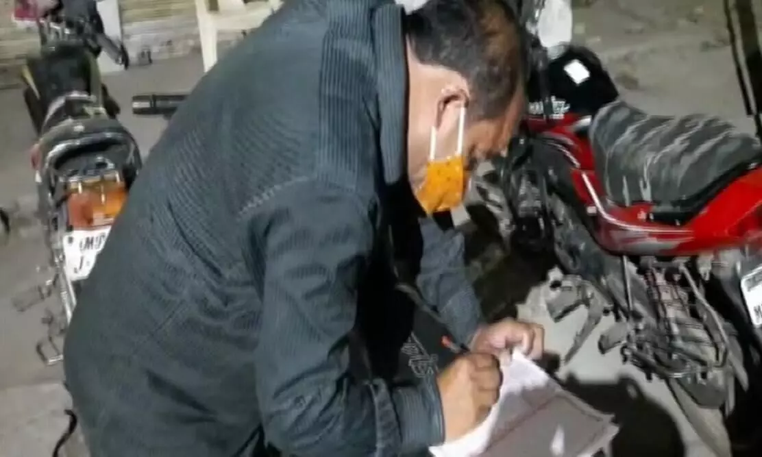 ലോക്​ഡൗൺ ലംഘനത്തിന്​ മധ്യപ്രദേശിൽ പൊലീസ്​ വക വിചിത്ര ശിക്ഷ; അരമണിക്കൂർ രാമനാമം എഴുതണം