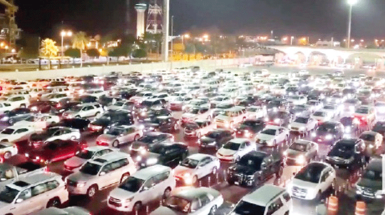 അന്താരാഷ്ട്ര യാത്രവിലക്ക് നീങ്ങി: കിങ് ഫഹദ് കോസ്വേയിലൂടെ ആദ്യദിനം കടന്നുപോയത് പതിനായിരങ്ങൾ അന്താരാഷ്ട്ര യാത്രവിലക്ക് നീങ്ങി: കിങ് ഫഹദ് കോസ്വേയിലൂടെ ആദ്യദിനം കടന്നുപോയത് പതിനായിരങ്ങൾ