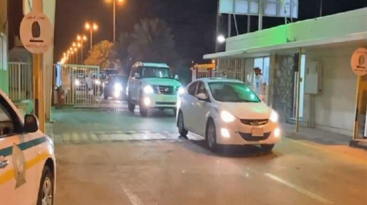 വി​ദേ​ശ​യാ​ത്ര​ക​ൾ​ക്ക്​ സൗ​ദി അ​നു​മ​തി, ഖ​ത്ത​റി​ലേ​ക്ക്​ വാ​ഹ​ന​ങ്ങ​ളു​ടെ ഒ​ഴു​ക്ക്​