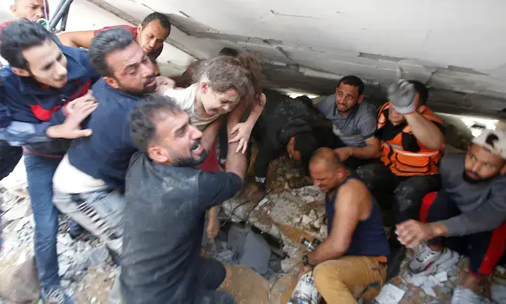 ഈ കുഞ്ഞിനെയും അവർ ലക്ഷ്യമിട്ടു; പക്ഷേ, തകർന്നുവീണ കെട്ടിടം അവൾക്കു കാവലായി- ഗസ്സയിൽ കണ്ണീരും സന്തോഷവുമായി ആറുവയസ്സുകാരി