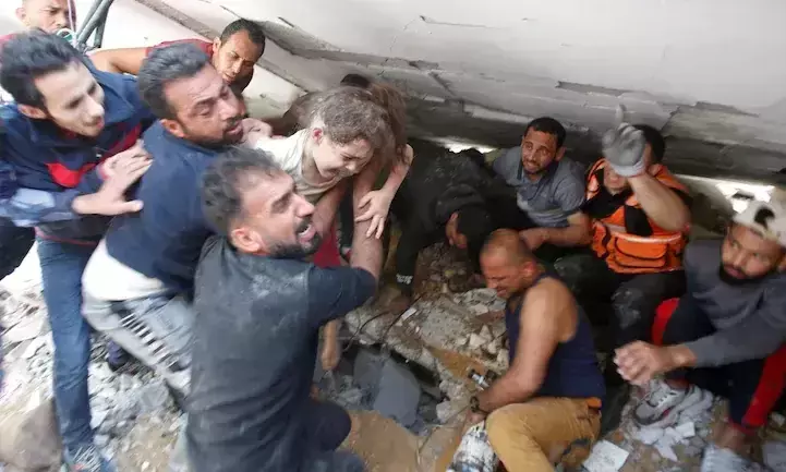 ഈ കുഞ്ഞിനെയും അവർ ലക്ഷ്യമിട്ടു; പക്ഷേ, തകർന്നുവീണ കെട്ടിടം അവൾക്കു കാവലായി- ഗസ്സയിൽ കണ്ണീരും സന്തോഷവുമായി ആറുവയസ്സുകാരി