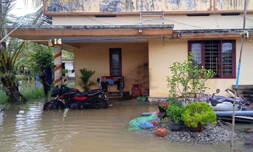 മ​ണ്‍റോ​തു​രു​ത്തി​ല്‍ വേ​ലി​യേ​റ്റ​ത്തി​നൊ​പ്പം തി​ര​മാ​ല​യും