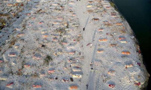 മൃത​ദേഹങ്ങൾ ശരിയായ രീതിയിൽ സംസ്കരിക്കാൻ ബോധവത്കരണം നടത്തണം; മതനേതാക്കളുടെ സഹായം തേടി യു.പി സർക്കാർ