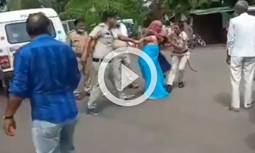 മാസ്ക് ധരിക്കാത്തതിന് മകളുടെ കൺമുമ്പിൽ അമ്മയെ ക്രൂരമായി കയ്യേറ്റം ചെയ്ത് പൊലീസ്; വിഡിയോ വൈറലായതോടെ പ്രതിഷേധം മാസ്ക് ധരിക്കാത്തതിന് മകളുടെ കൺമുമ്പിൽ അമ്മയെ ക്രൂരമായി കയ്യേറ്റം ചെയ്ത് പൊലീസ്; വിഡിയോ വൈറലായതോടെ പ്രതിഷേധം