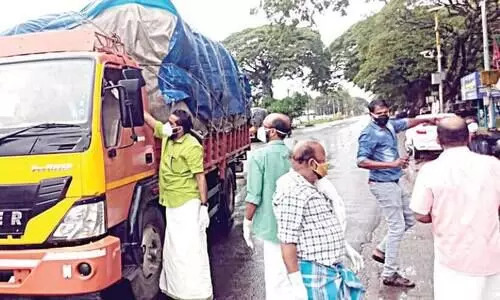 Nattukoottam prepared dinner for the lorry drivers