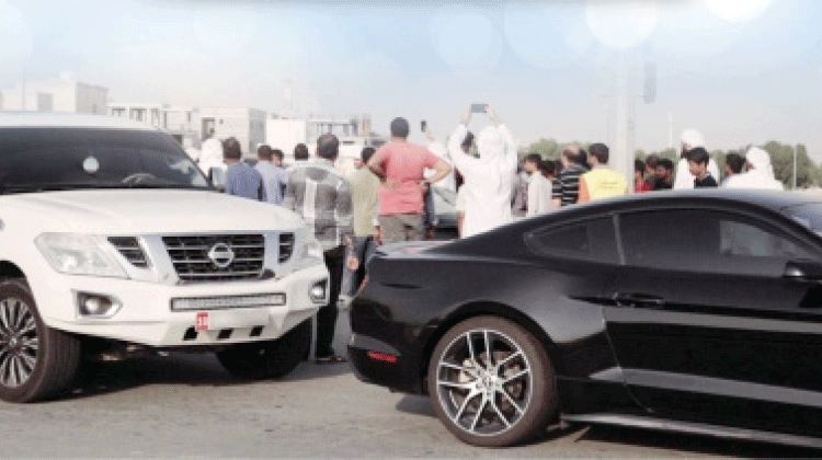 അപകട സ്ഥലങ്ങളിൽ ഒത്തുകൂടിയാൽ 1000 ദിർഹം പിഴ അപകട സ്ഥലങ്ങളിൽ ഒത്തുകൂടിയാൽ 1000 ദിർഹം പിഴ