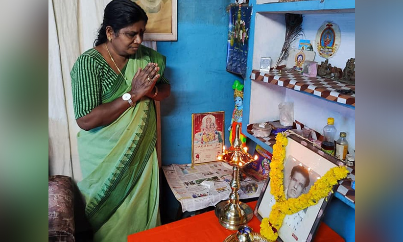 അമ്മയുടെ അനുഗ്രഹം വാങ്ങി, അച്ഛന്റെ ചിത്രത്തിൽ തൊഴുതു; സത്യപ്രതിജ്ഞാ വേദിയിലേക്ക് ചിഞ്ചുറാണി അമ്മയുടെ അനുഗ്രഹം വാങ്ങി, അച്ഛന്റെ ചിത്രത്തിൽ തൊഴുതു; സത്യപ്രതിജ്ഞാ വേദിയിലേക്ക് ചിഞ്ചുറാണി 